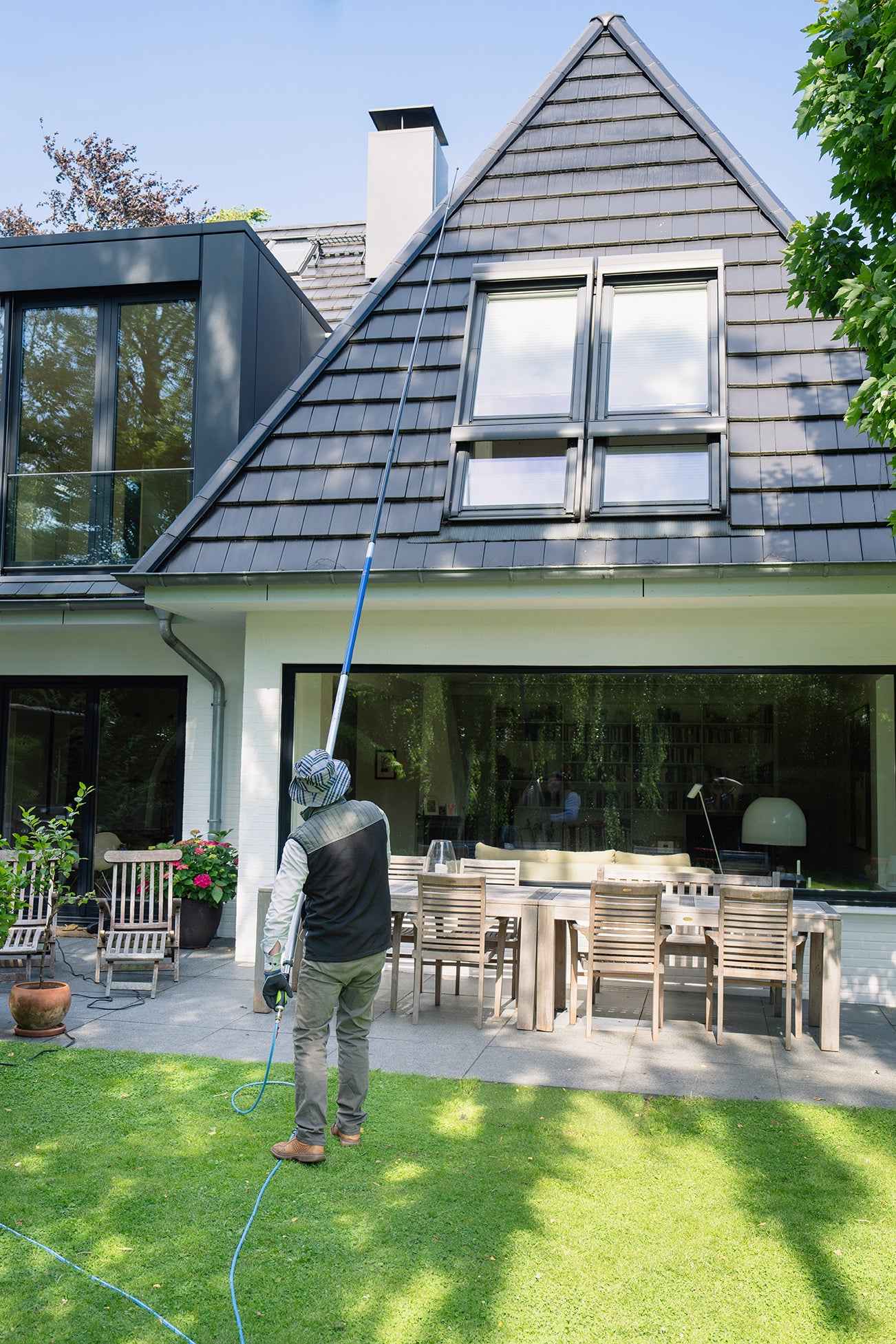 Khawi Teleskoplanze im Einsatz an Hausdach - Dach & Fassade reinigen