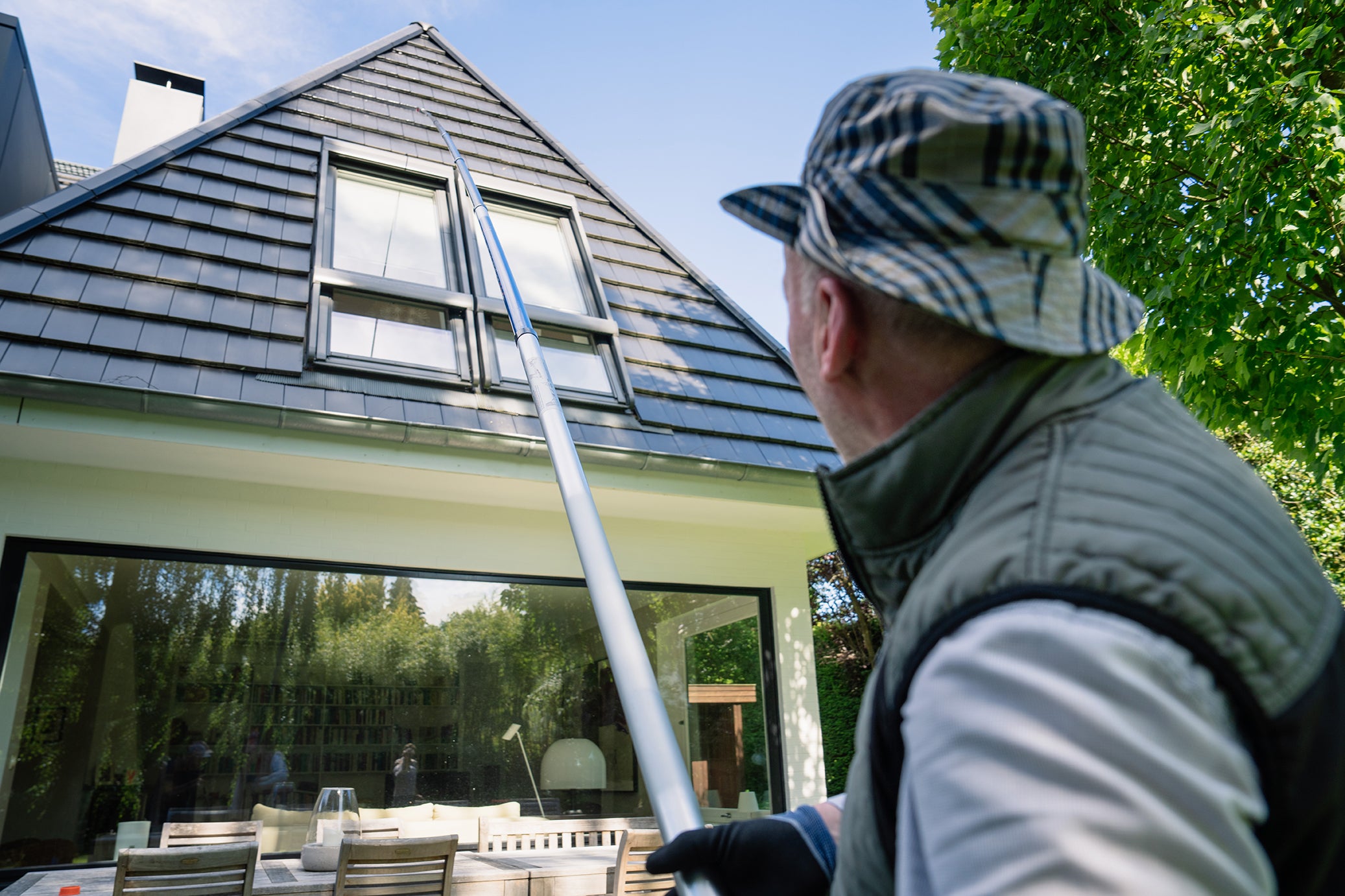 Khawi Teleskoplanze im Einsatz Hausdach - Dach & Fassade reinigen