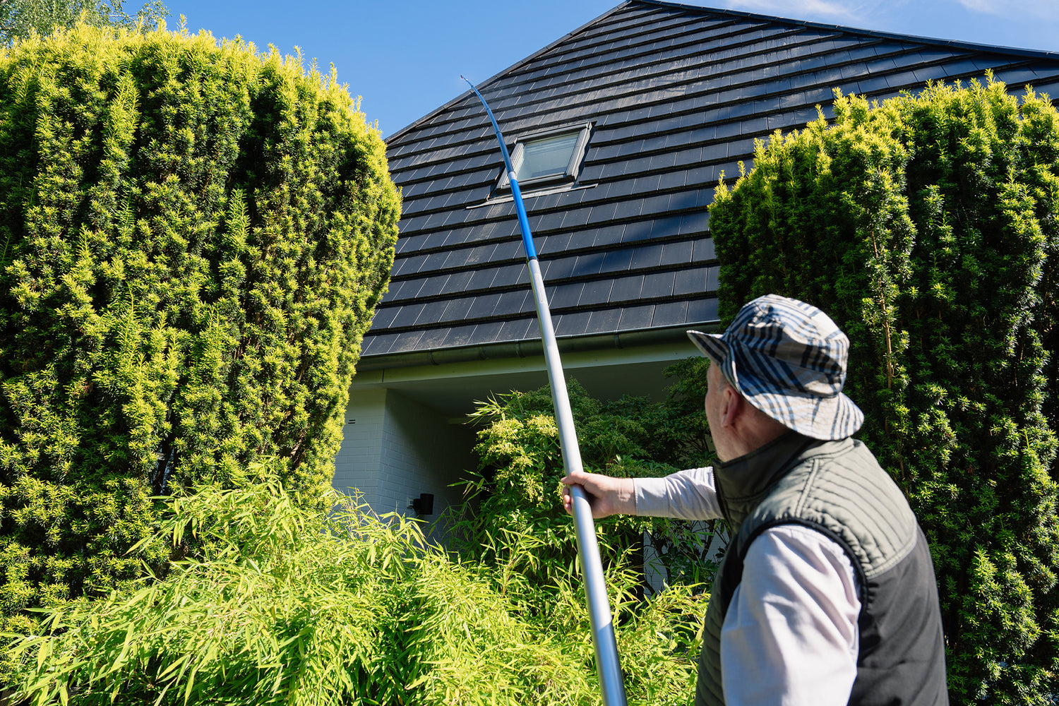 Khawi Teleskoplanze Detailaufnahme Handhabung eine Person - Dach & Fassade reinigen